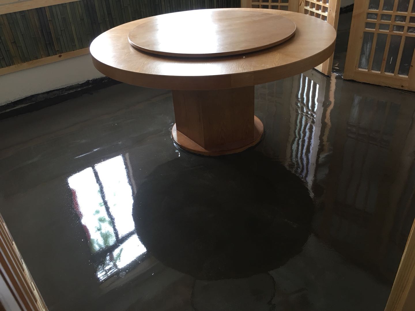 吉首市乾州餐廳環(huán)氧復(fù)古地坪施工完成，祝老板生意興隆，財(cái)源廣進(jìn)